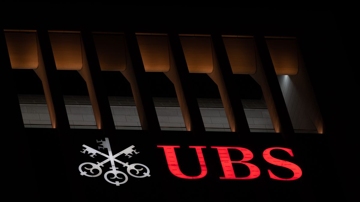 Největší švýcarské bance UBS klesl čtvrtletní zisk o 52 procent